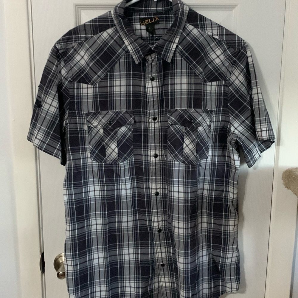 Men’s short sleeved Helix Black plaid shirt.
